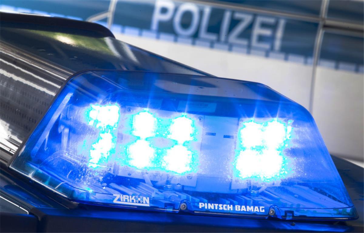 Die Polizei Schiffdorf sucht nach einem Lkw-Fahrer, der auf der B71 Schutt verloren hat.