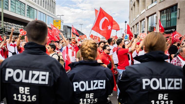 Die Polizei sichert den Fanmarsch der türkischen Fans