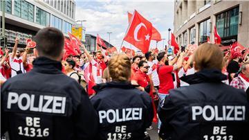 Die Polizei sichert den Fanmarsch der türkischen Fans