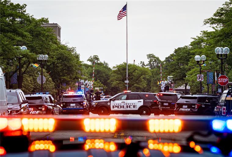 Polizeifahrzeuge aus Illinois drängen sich auf der Central Avenue, nachdem ein Schütze bei einer Parade anlässlich des Nationalfeiertags in den USA das Feuer eröffnet hatte.