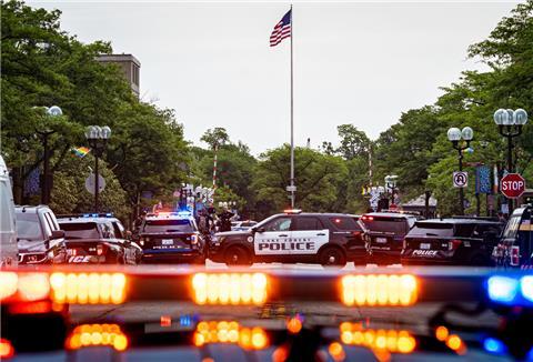 Polizeifahrzeuge aus Illinois drängen sich auf der Central Avenue, nachdem ein Schütze bei einer Parade anlässlich des Nationalfeiertags in den USA das Feuer eröffnet hatte.