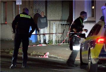 Polizisten sperren einen mutmaßlichen Tatort ab.