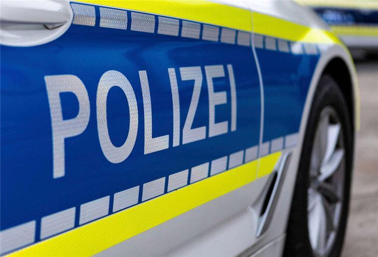 Die Polizei Sittensen sucht nach einem unbekannten Fahrer eines grauen Pkws. 