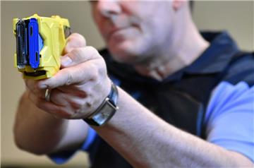 Die Polizei soll testweise mit Tasern ausgestattet werden.