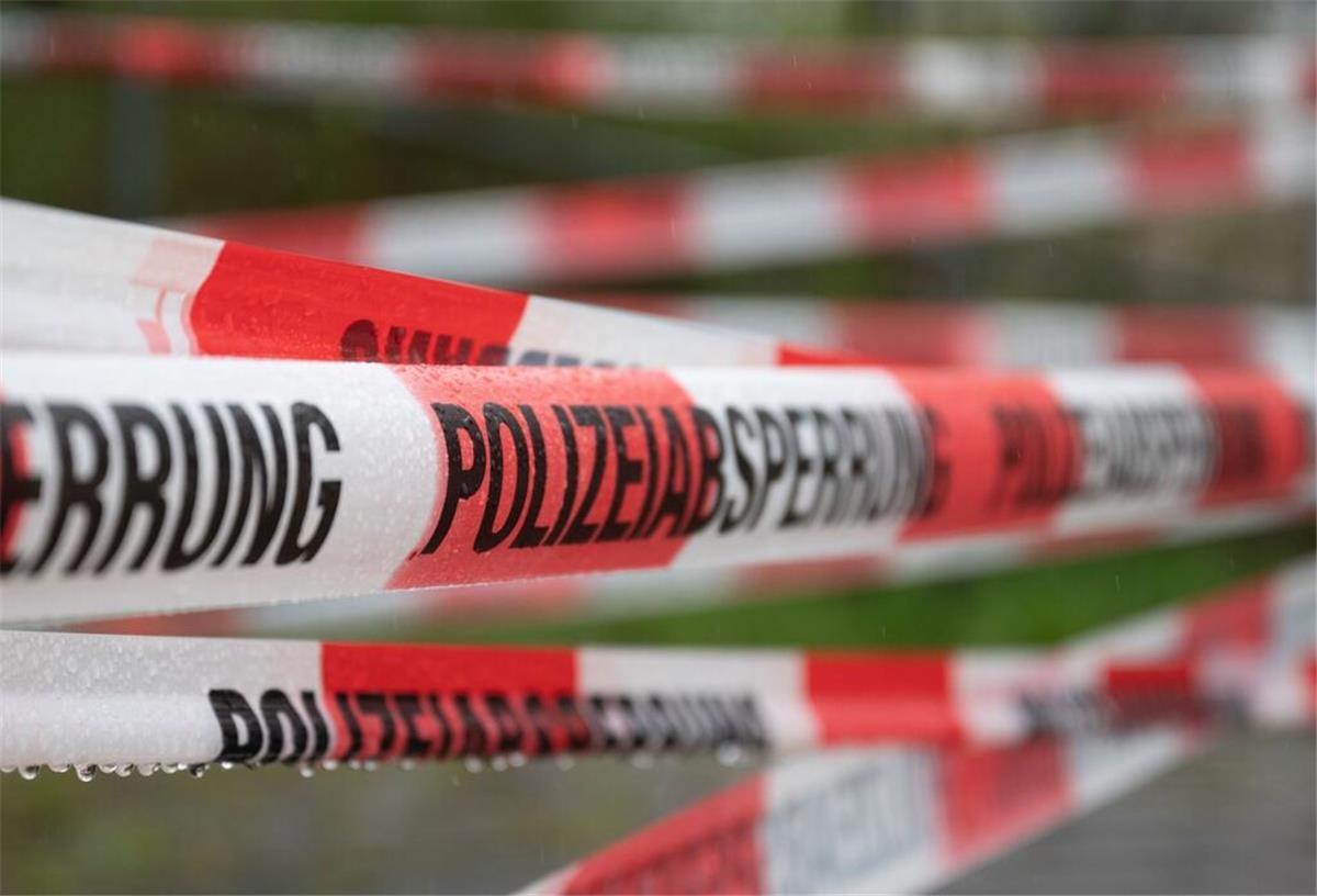 Weltkriegsbombe in Bremen erfolgreich gesprengt Die Polizei sperrt das Gebiet um den Bombenfundort in Bremen-Gröpelingen großräumig für die Sprengung ab (Symbolbild).