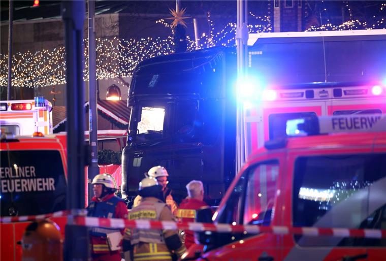 Die Polizei sprach zunächst von einem Anschlag: In Berlin sind am Montagabend mindestens neun Menschen ums Leben gekommen. Dutzende wurden verletzt.