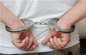 Die Polizei Stade hat vier aggressive Männer festgenommen, von denen einer die Beamten bedrohte.