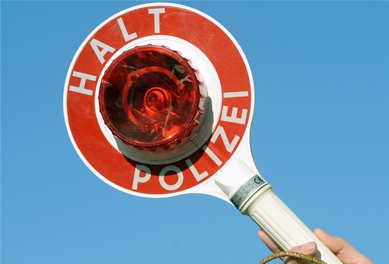 Die Polizei stoppte auf der A1 bei Hatzte einen Autofahrer, der nun sich wegen mehrerer Verstöße verantworten muss.