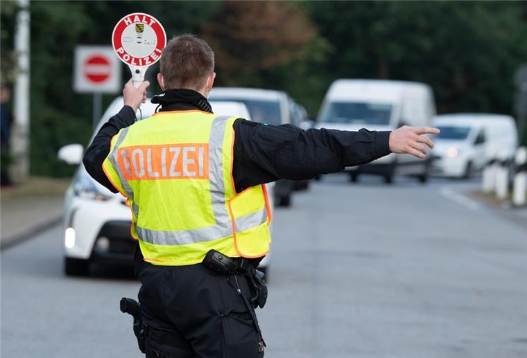 Ohne Führerschein und mit falscher Identität auf der A1 unterwegs Die Polizei stoppte bei Sottrum ein Auto, in dem ein Fahrer ohne Führerschein saß und sich als jemand anders ausgab.