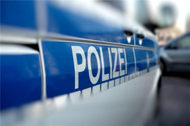 Die Polizei stoppte einen Autofahrer, der einen 9-Jährigen auf dem Schoß sitzen hatte.