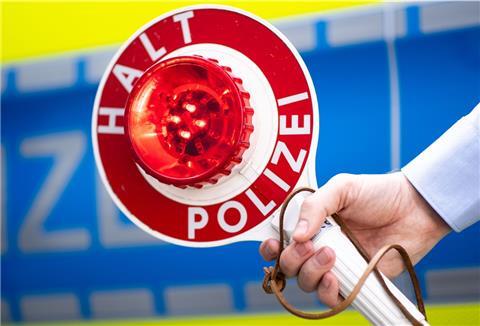 Die Polizei stoppte einen Autofahrer, der mit mehr als 1,4 Promille Alkohol auf der Autobahn unterwegs war.