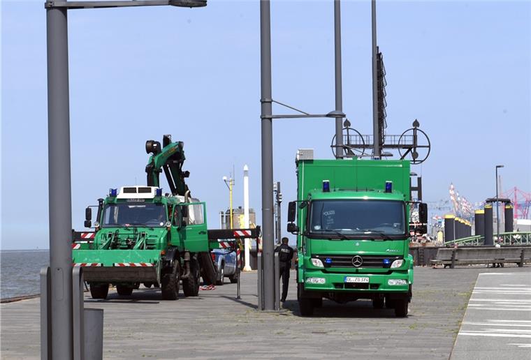 Die Polizei sucht an der Bremerhavener Seebäderkaje nach zwei vermissten Personen.