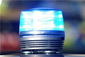 Das Blaulicht eines Streifenwagens der Polizei leuchtet.