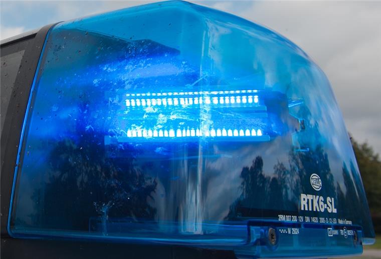 Ein Blaulicht leuchtet auf einem Polizeifahrzeug, aufgenommen am 11.10.2011 in Straubing (Niederbayern)