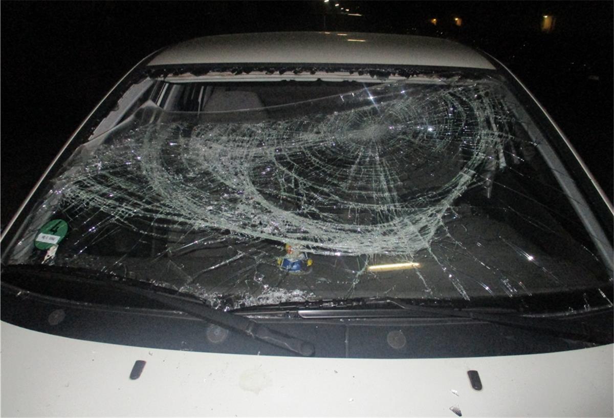 Bremerhaven: Auto beschädigt - wer hat was gesehen? Die Polizei sucht nach den Tätern dieser Sachbeschädigung.