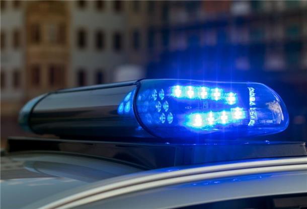 ARCHIV - Das Blaulicht auf einem Fahrzeug der Polizei leuchtet in der Dunkelheit. Foto: Monika Skolimowska/dpa-Zentralbild/dpa/Symbolbild