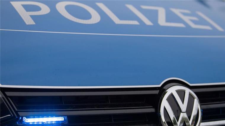 Räuber reißt in Apotheke in Zeven Geld an sich - Zeugen gesucht Die blaue Haube eines Autos mit der Aufschrift Polizei.