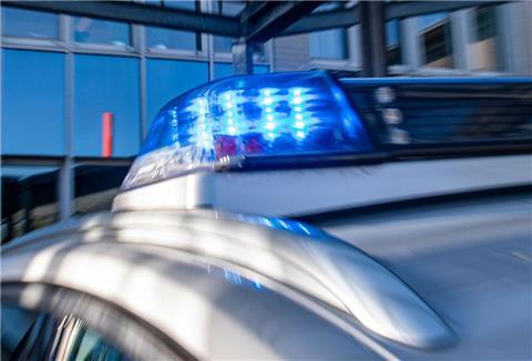 Ein Blaulicht leuchtet auf dem Dach eines Polizeiwagens.