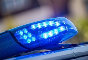 Ein Blaulicht leuchtet auf dem Dach eines Streifenwagens der Polizei.