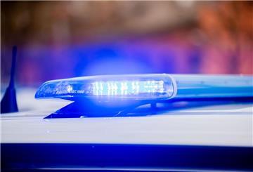 Das Blaulicht eines Polizeifahrzeuges leuchtet.