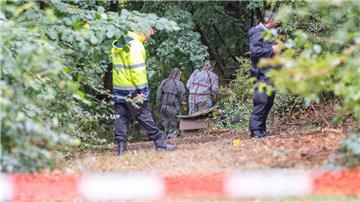 Die Polizei sucht weiter nach Spuren zum Todesfall an der Geeste. Am Dienstag, 27. Septembar, kam von einem Boot des DLRG aus ein Sonargerät zum Einsatz.