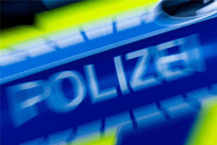 VW Golf angefahren: Fahrer flüchtet nach Kollision in Beverstedt Ein Polizeiwagen im Einsatz. Die Polizei sucht Zeugen einer Unfallflucht in Beverstedt. Ein unbekannter Fahrer beschädigte einen geparkten VW Golf und flüchtete vom Unfallort.