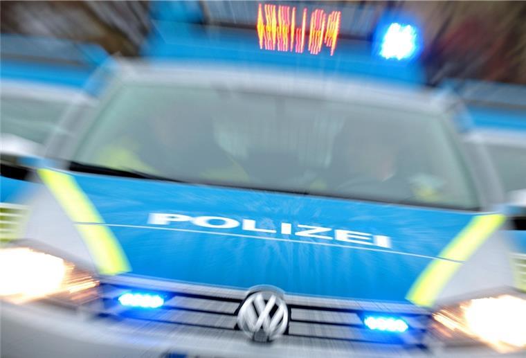 Die Polizei sucht zwei Unbekannte, die in Elsdorf einen Laden überfallen haben. 