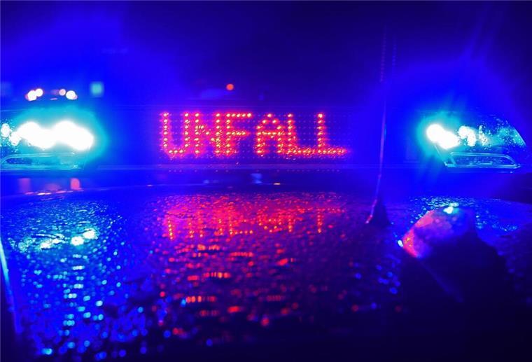 Auf einem Polizeifahrzeug warnt auf der Autobahn eine Leuchtschrift vor einer Unfallstelle