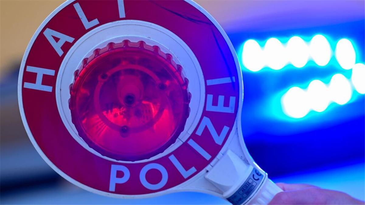 Heerstedt: Fahrer unter Drogen will Polizei täuschen Eine Kelle der Polizei mit der Aufschrift Halt Polizei vor einem Blaulicht eines Polizeifahrzeuges