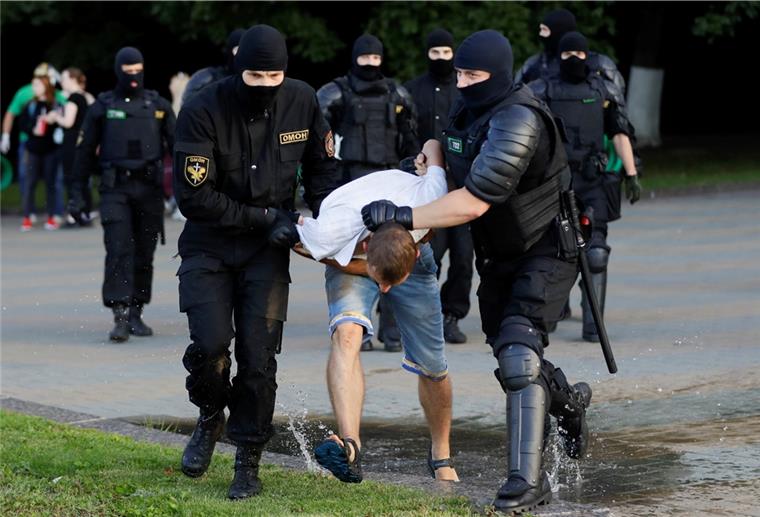 Die Polizei verhaftet einen Demonstranten während eines Massenprotests in Minsk.