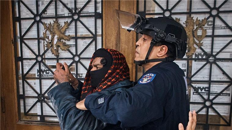 Der „Met Ball“: Märchenwald und Gaza-Proteste Die Polizei verhaftet einen palästinensischen Demonstranten in der Nähe des Metropolitan Museum of Art, wo die Met Gala stattfindet.