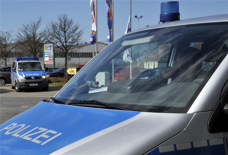 Die Polizei verhaftete den Dieb einer Flasche Kräuterlikör kurz nach der Tat in der Nähe der Tankstelle. Symbolbild