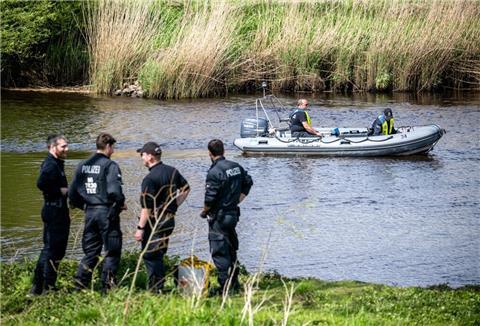 Die Polizei vermutet, dass Arian in die Oste gefallen sein könnte. Am Donnerstag wird erneut mit zwei Sonarbooten gesucht.