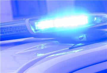 Blaulicht der Polizei. Die Polizei vermutet, dass der Täter beim Einbruch in den Freizeitpark Karls Erlebnis-Dorf ein Fahrzeug für den geplanten Tresortransport bereitgestellt hatte. 