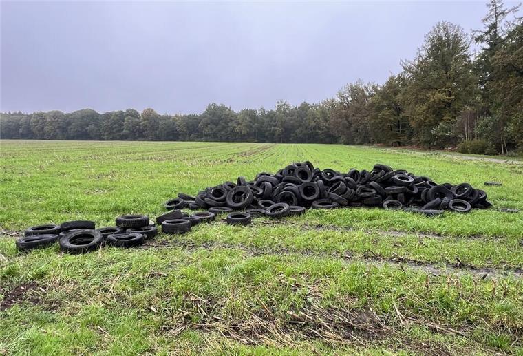Wieder laden Unbekannte bei Flögeln ihren Müll ab Die Polizei vermutet, dass die Reifen mit einem Laster oder Anhänger transportiert wurden.