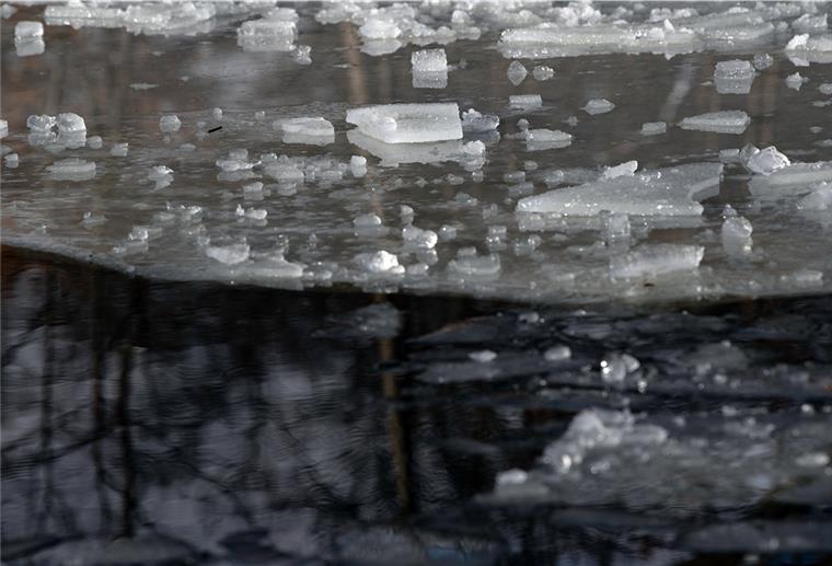Kind bricht in Bremerhaven ins Eis ein Die Polizei warnt davor, Eisflächen im Stadtgebiet Bremerhaven zu betreten.