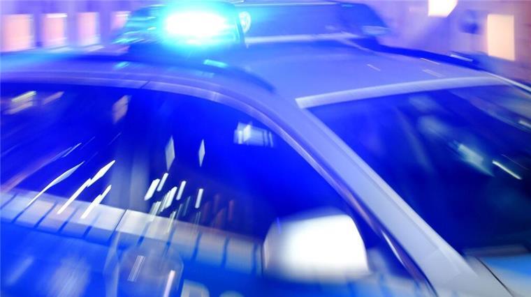Ein Streifenwagen der Polizei steht mit eingeschaltetem Blaulicht auf der Straße. Die Polizei warnt vor dubiosen Geschäften an der Haustür. Die Ermittler hoffen auf Zeugenhinweise auf den Mann, der einer Stoteler Seniorin einen hohen Geldbetrag abgenommen hat.