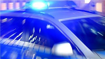 Ein Streifenwagen der Polizei steht mit eingeschaltetem Blaulicht auf der Straße. Die Polizei warnt vor dubiosen Geschäften an der Haustür. Die Ermittler hoffen auf Zeugenhinweise auf den Mann, der einer Stoteler Seniorin einen hohen Geldbetrag abgenommen hat.