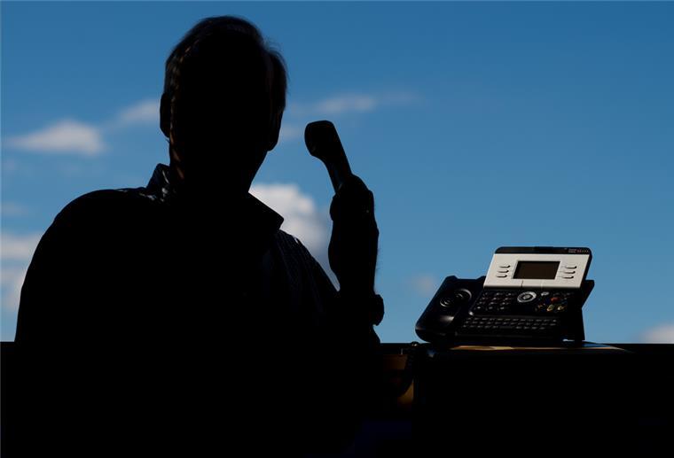 Die Polizei warnt vor falschen Polizisten, die Bürger am Telefon mit unterschiedlichen Methoden ausplündern wollen. 