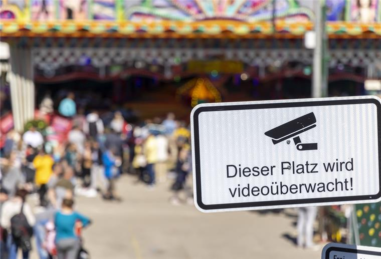 Maritime Tage: Jeder Besucher ein potentieller Täter? Die Polizei will bei den „Maritimen Tagen“ wieder Festgelände und Zufahrtsstraßen mit Videokameras überwachen. Aber hilft diese Technik wirklich bei der Polizeiarbeit?