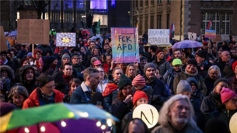 Hunderte Menschen demonstrieren nach der Wahl gegen rechts Die Polizei zählte zunächst rund 700 Teilnehmende.