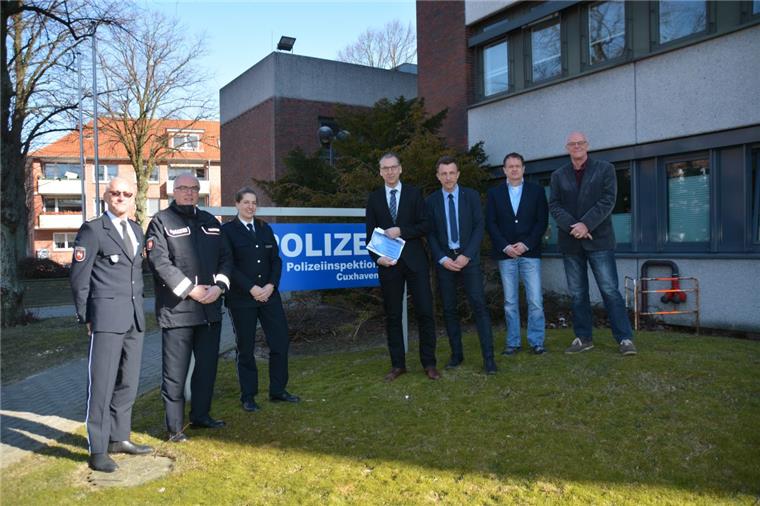 Kreis Cuxhaven: Zahl der Straftaten nimmt leicht zu Die Polizeiinspektion Cuxhaven stellte am Donnerstag die aktuelle Kriminalstatistik vor, von links Norbert Schepergerdes (PK Geestland), Detlev Schlichting-Reinecke (PK Hemmoor), Ilka Freyhat (Leiterin Einsatz), Arne Schmidt (Leiter zentraler Kriminaldienst), Rainer Brenner (Öffentlichkeitsarbeit), Swen Koentopp (Leiter Analysestelle) und Hans-Herrmann Köster (PK Schiffdorf).