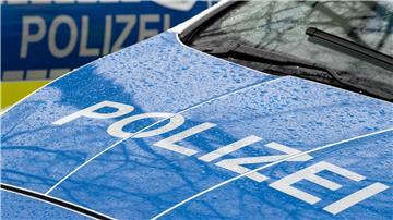Die Polizisten halten den angeblich abhandengekommenen Führerschein in den Händen. (Symbolbild)