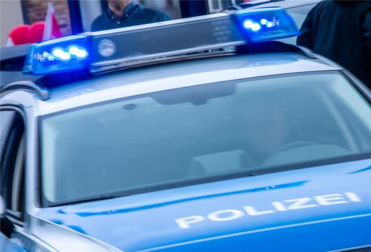Bremerhaven: Dieb schlägt gleich doppelt zu - Polizei auch Ein Streifenwagen der Polizei ist mit Blaulicht im Einsatz.