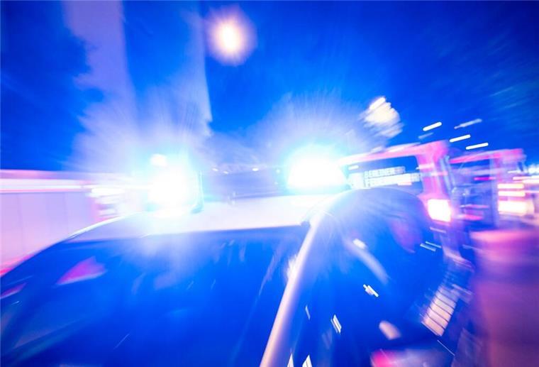  Ein Blaulicht der Polizei leuchtet auf. 