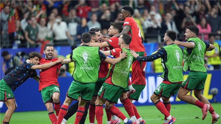 Weinender Ronaldo müht sich mit Portugal ins Viertelfinale Die Portugiesen jubeln nach dem letzten verwandelten Elfmeter.