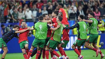 Die Portugiesen jubeln nach dem letzten verwandelten Elfmeter.