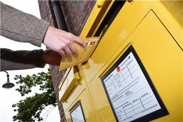 Die Post beteuert, dass es nicht ihr Ziel sei, in Nordenham die Zahl der Briefkästen zu verringern. Es gelte nach wie vor der Grundsatz, dass in zusammenhängend bebauten Wohngebieten der Weg zum nächsten Post-Behälter maximal 1000 Meter betragen darf.