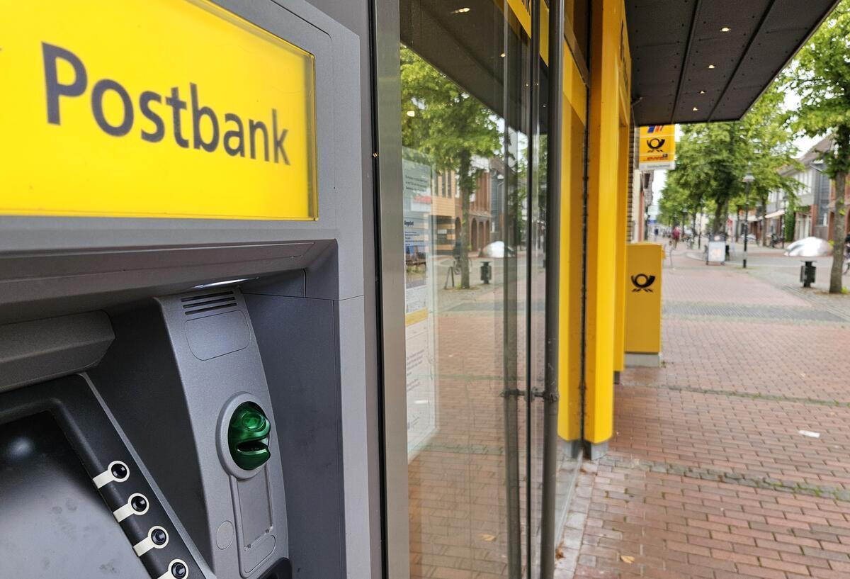Das Bild zeigt einen Geldautomat der Postbank.