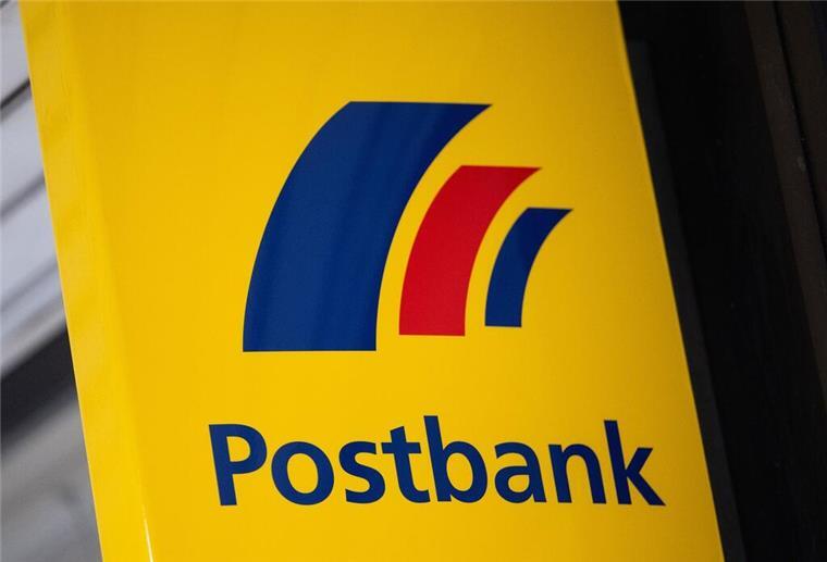 Millionen betroffen: Änderung bei der Postbank bedeutet gravierende Einschnitte An einer Filiale der Postbank hängt das gelbe Logo.